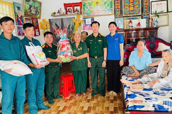 Cà Mau: Thăm, tặng quà Bà mẹ Việt Nam anh hùng Bùi Thị Anh