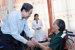 Chủ tịch Quốc hội Trần Thanh Mẫn thăm, tri &acirc;n người c&oacute; c&ocirc;ng tại Th&agrave;nh phố Hồ Ch&iacute; Minh