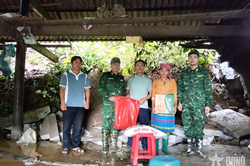 Đồn Biên phòng Cửa khẩu Săm Pun hỗ trợ người dân khắc phục hậu quả do mưa lớn