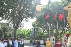 Chủ tịch Quốc hội Trần Thanh Mẫn dâng hương tưởng nhớ Anh hùng liệt sĩ Võ Thị Sáu