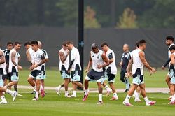 Thời tiết xấu làm đảo lộn kế hoạch chuẩn bị chung kết World Cup của Tây Ban Nha và Argentina