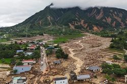 Lũ vừa rút, Mường Than lại khẩn cấp di dời dân vì vết nứt trên núi