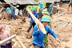 Băng bùn, vượt suối dựng lại nhà cho người dân Sơn La sau mưa lũ, sạt lở