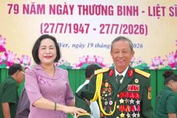 Ph&oacute; Chủ tịch Quốc hội thăm, tặng qu&agrave; người c&oacute; c&ocirc;ng ở Đắk Lắk