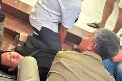 Mang búa lao vào cướp tiệm vàng giữa chợ