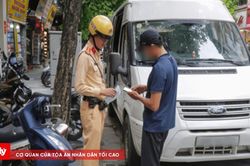 Hà Nội Nhiều ô tô bị cẩu kéo vì đỗ sai quy định trên các tuyến phố trung tâm