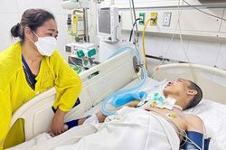 Bố mẹ nghèo ở Bắc Ninh thế chấp căn nhà duy nhất để cứu con trai bị tai nạn nặng