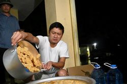 Hành động của Chủ tịch xã giữa tâm lũ khiến nhiều người xúc động