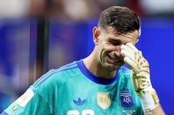 Thủ môn Argentina gãy 1 ngón tay vẫn bắt chung kết World Cup