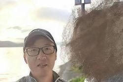 Giúp người lạ chụp ảnh, người đàn ông không ngờ đó là bác ruột thất lạc