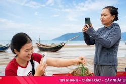 Phụ nữ vùng biển Hà Tĩnh kể chuyện quê hương bằng video