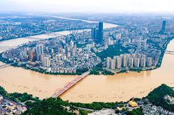 Mưa lớn gây lũ tại nhiều địa phương Trung Quốc, 9 con sông vượt mức cảnh báo