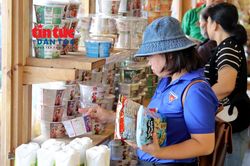 Ấm áp 'Ngày hội đồng hành cùng thanh niên công nhân TP Hồ Chí Minh'