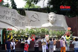 Dòng người thành kính tri ân các anh hùng liệt sĩ tại Công viên Lê Thị Riêng