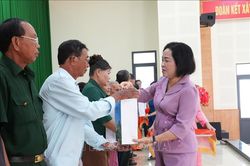 Thăm và tặng quà các gia đình chính sách, người có công tại Đắk Lắk