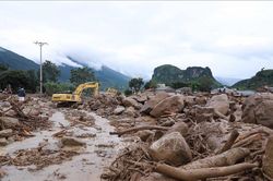 Quốc lộ 32 qua Mường Than (Lai Châu) thông xe sau mưa lũ