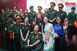 'Trên chiếc xe lăn': Thước phim bất tử về nghị lực và khát vọng hòa bình