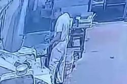 Thợ làm bánh tử vong khi bị cuốn vào máy trộn bột công nghiệp