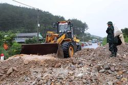 Quốc lộ 32 qua Mường Than (Lai Châu) thông xe sau mưa lũ
