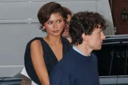 Zendaya rơi vào tình huống khó xử khi diện váy ngắn