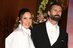 Nữ ca sĩ Mel C (Spice Girls) bí mật kết hôn với bạn trai người mẫu, váy cưới do Victoria Beckham thiết kế