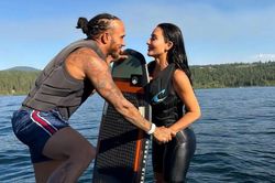 Người mẫu Kim Kardashian công khai tình tứ bên Lewis Hamilton, mối quan hệ ngày càng bền chặt