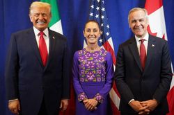 Tổng thống Mexico nhận lời mời của ông Donald Trump dự chung kết World Cup 2026