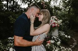 Khách mời ngỡ ngàng với nam diễn viên làm chủ hôn đám cưới Taylor Swift