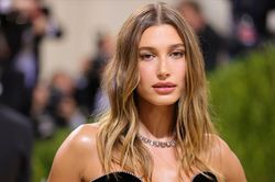 Người mẫu Hailey Bieber tiết lộ bí quyết giữ dáng sau khi sinh con trai đầu lòng với Justin Bieber