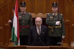Tổng thống Hungary chấp nhận ký sửa đổi Hiến pháp