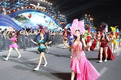 Rực rỡ sắc màu Carnival đường phố Festival Biển Khánh Hòa 2026