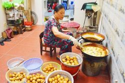 Nức tiếng bánh rán bà Thu
