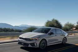 KIA K5 2026: Sedan hạng D phong cách thể thao với giá bán từ 769 triệu đồng