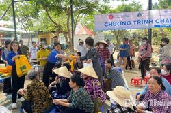Hơn 1 tỷ đồng thực hiện chương trình khám sàng lọc và trao quà cho người dân có hoàn cảnh khó khăn tại xã Mỹ An Hưng