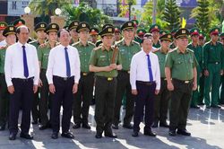 Đại tướng Lương Tam Quang viếng các anh hùng liệt sĩ và thăm, tặng quà người có công tại Gia Lai