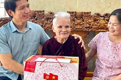 Phó Bí thư Tỉnh ủy Nguyễn Ngọc Lương thăm, tặng quà Mẹ Việt Nam Anh hùng và gia đình chính sách tại phường Pleiku