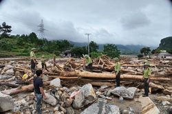 Kiểm lâm Lai Châu chung sức khắc phục hậu quả mưa lũ, giúp nhân dân sớm ổn định cuộc sống