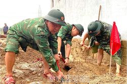 Bộ đội biên phòng dầm mưa cùng chó nghiệp vụ tìm kiếm nạn nhân mất tích