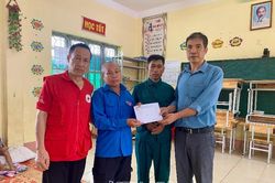 Ủy ban MTTQ Việt Nam tỉnh thăm, tặng quà các gia đình bị thiệt hại do mưa lũ tại xã Mường Than