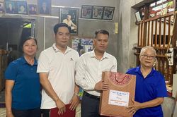 Xã Bảo Yên trao 196 suất quà tri ân người có công