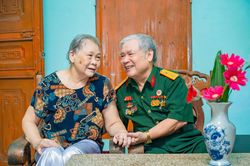 Những câu chuyện tình cổ tích xoa dịu vết thương thời chiến