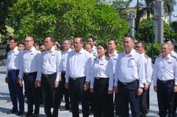 Đoàn công tác Kiểm toán Nhà nước dâng hương tri ân các anh hùng liệt sĩ, thăm gia đình người có công tại Ninh Bình