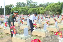 Đo&agrave;n đại biểu v&agrave; th&acirc;n nh&acirc;n liệt sĩ tỉnh Ph&uacute; Thọ viếng Nghĩa trang Liệt sĩ Quốc tế Việt - L&agrave;o