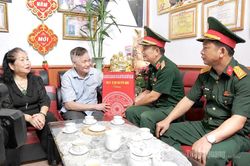 Thiếu tướng Nguyễn Đình Cương kiểm tra công tác tìm kiếm, quy tập hài cốt liệt sĩ, tặng quà gia đình chính sách