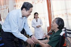 Chủ tịch Quốc hội Trần Thanh Mẫn tặng qu&agrave; thương binh tại Th&agrave;nh phố Hồ Ch&iacute; Minh