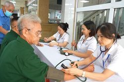 Khám bệnh, cấp thuốc miễn phí cho 208 nạn nhân chất độc da cam/dioxin