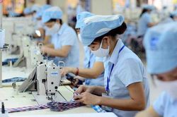 Tăng lương tối thiểu vùng: Chia sẻ áp lực với người lao động