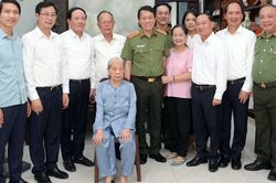 Bộ trưởng Lương Tam Quang tri ân anh hùng liệt sĩ và người có công tại Gia Lai