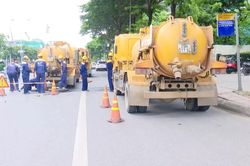 Theo chân những công nhân thoát nước, làm việc dưới cống ngầm