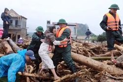 Quyết liệt bảo vệ tính mạng, tài sản của nhân dân giữa dòng lũ